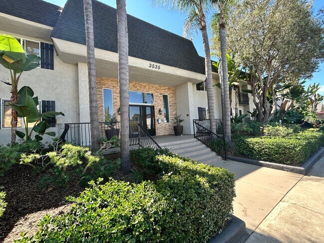 Building Photo - Beautiful 1BD/1BA W/ Reserved Parking and In-Unit Laundry in North Park!