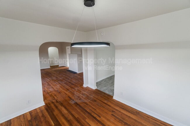 Building Photo - 1909 S Garden Springs Rd