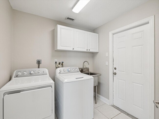 Building Photo - 441 Palm Island NE