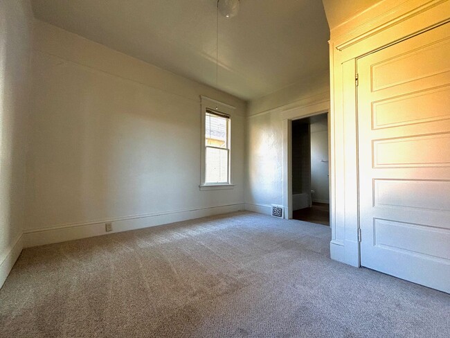 Building Photo - 2 BD / 1 BA Main level unit in 1913 Roosev...