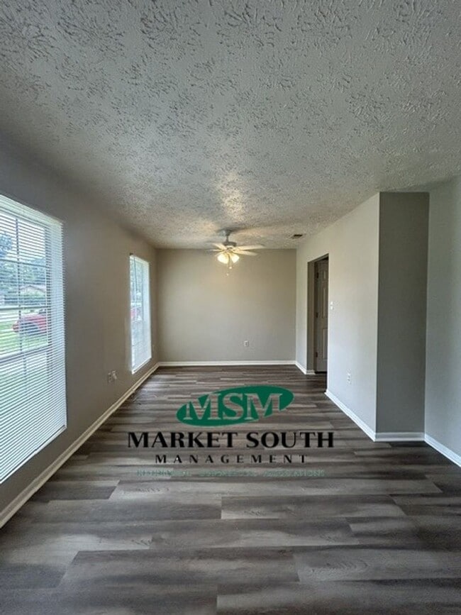 Building Photo - 18 Friar Tuck Dr
