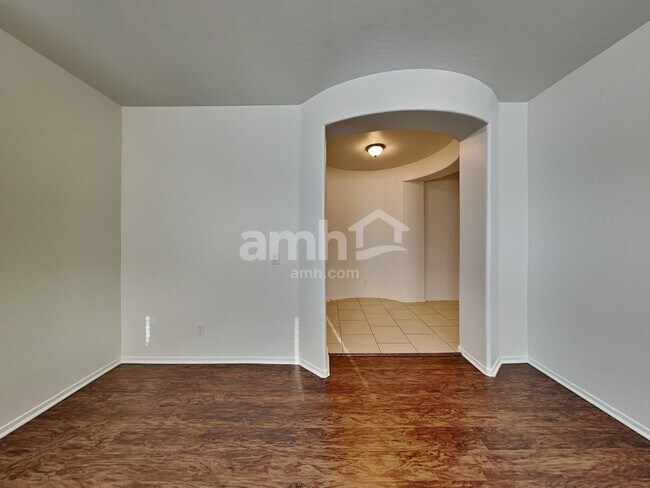 Building Photo - 15017 W Bloomfield Rd