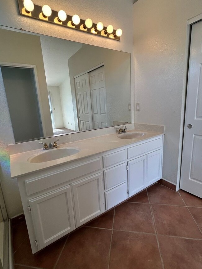 Building Photo - Beautiful 3 bedroom Home