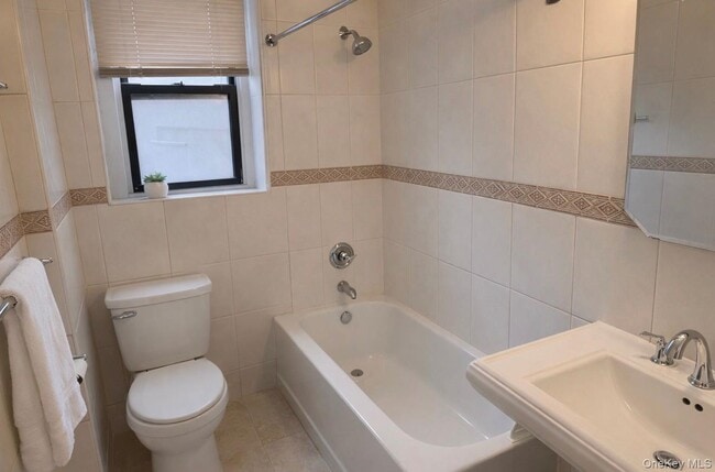 Building Photo - 300 Main St