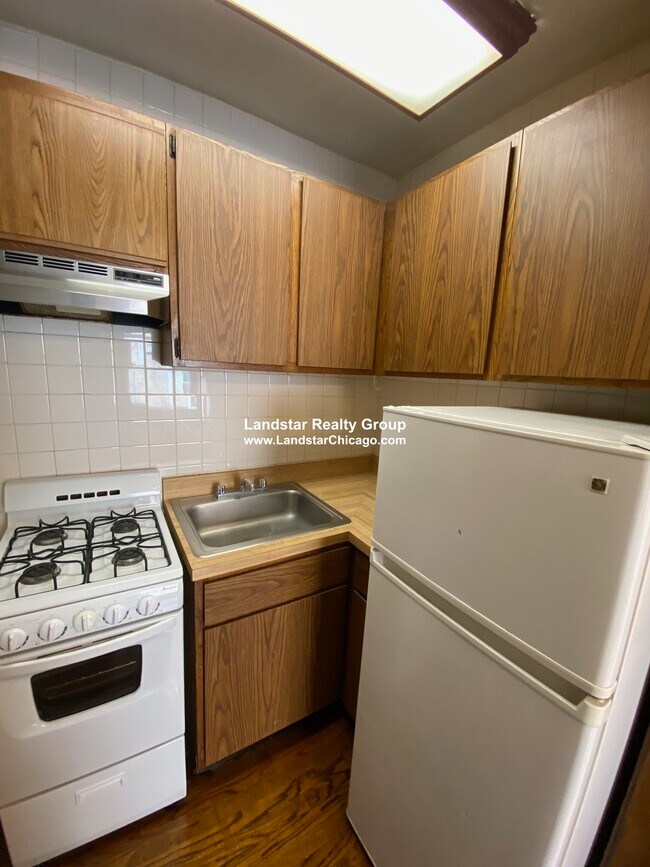 Building Photo - 526 W Belden Ave