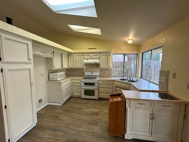 Building Photo - Cute 3 Bed/2 Bath Home in Oildale w/ Solar, RBP & $0 Deposit Option