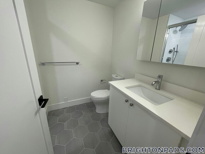 Building Photo - 104-106-106 Warren St