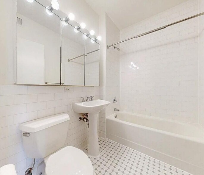 Building Photo - Washington Street