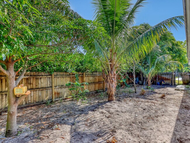 Building Photo - 1950 Wisteria St