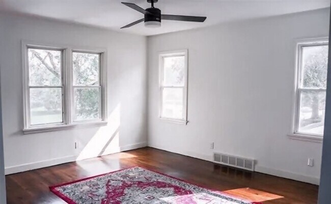 Building Photo - Spacious Three Bedroom Available Now!