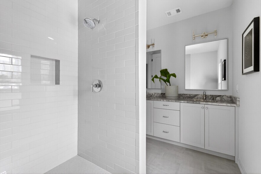 Secondary En Suite Bath - 100 Sheridan Dr NE