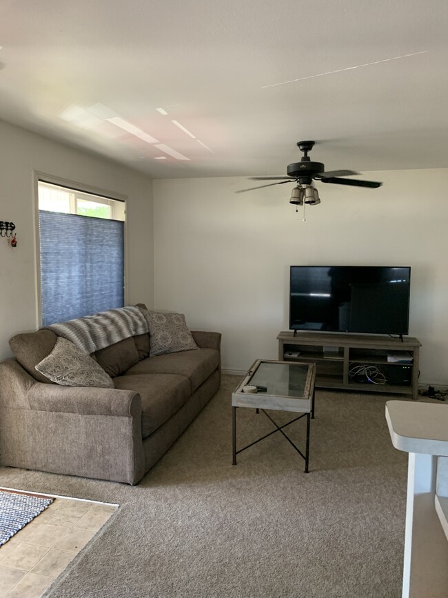 Living Room - 3424 W Babcock St