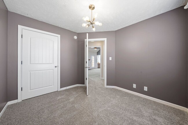 Building Photo - Pet Friendly Five Bedroom with Basement!