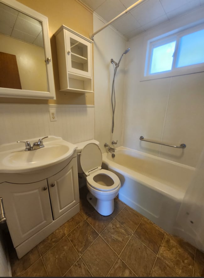 Building Photo - 820 Montana Ave