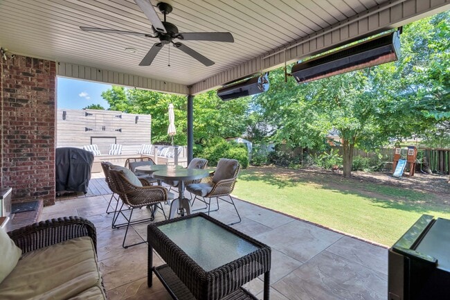 Building Photo - Fabulour Bridgeport S/D Home w/AMAZING out...