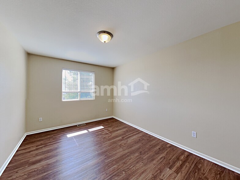 Building Photo - 1135 Legend Oak Dr