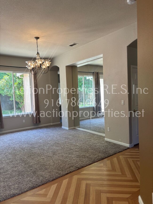 Building Photo - Single Story, Possible In-law or Great Hom...