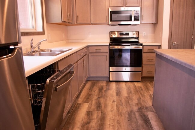 Building Photo - Spacious 2 Bed - Southside Townhome!