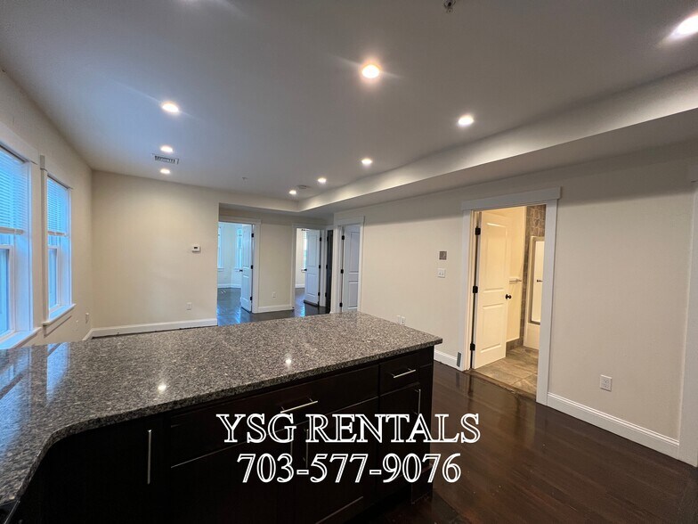 Building Photo - 194 Hillside St