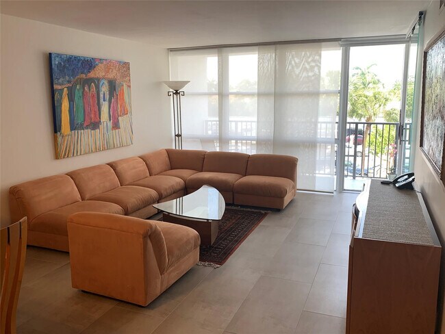 Building Photo - 1000 Parkview Dr