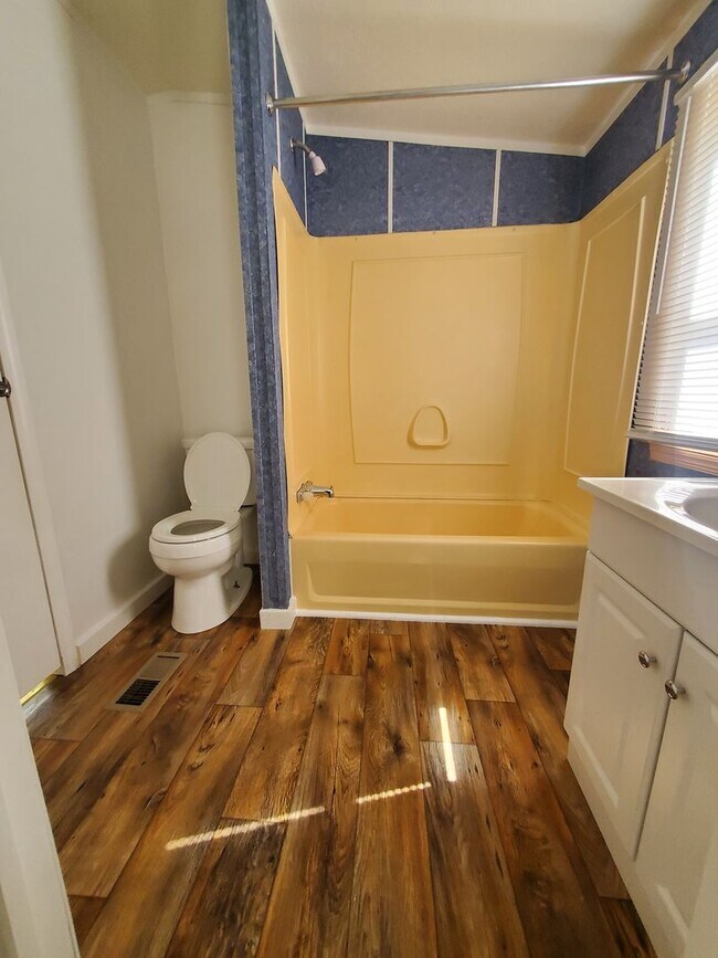 Building Photo - Ready to Move in