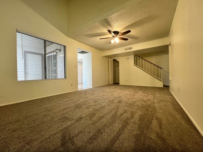 Building Photo - 924 E Diamond Dr