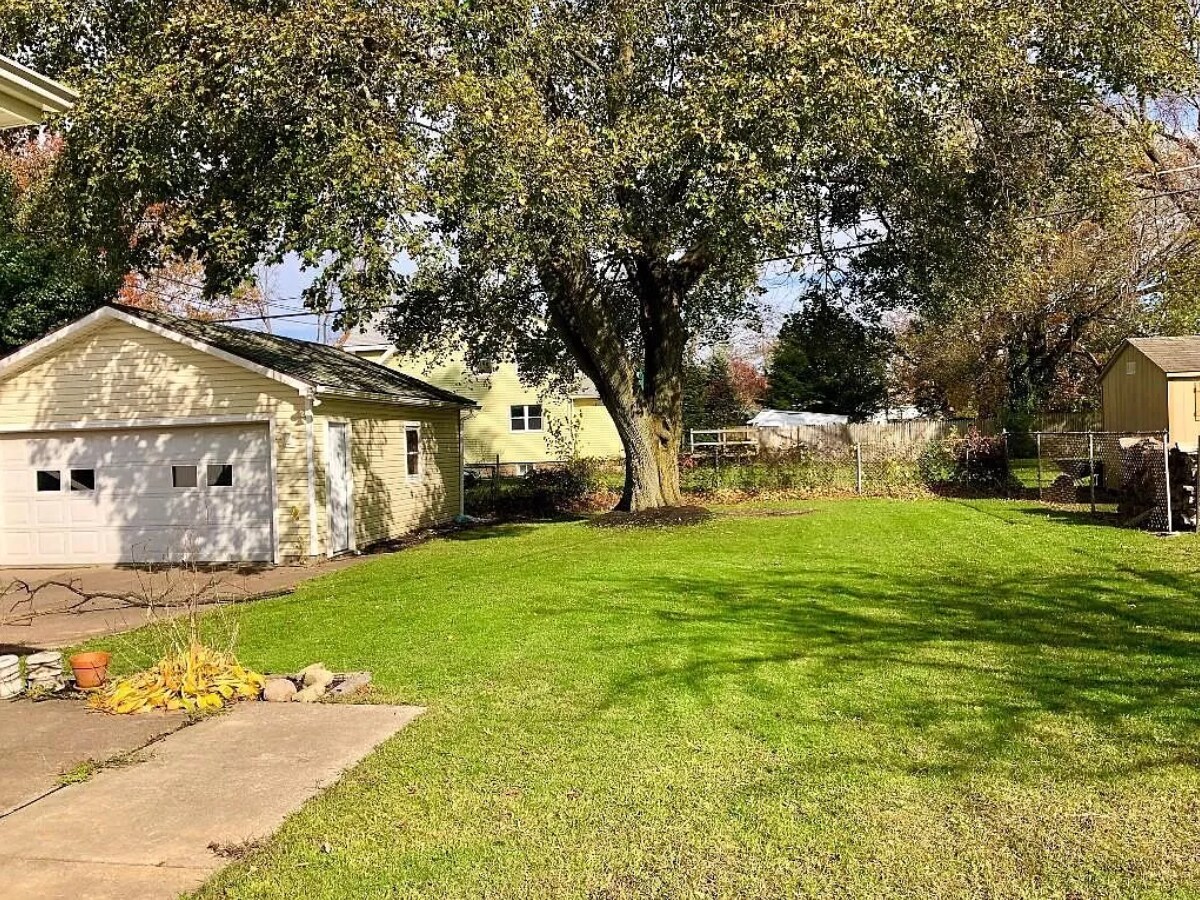 Building Photo - 2105 Eastlawn Pkwy