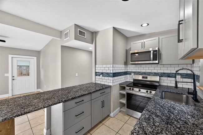 Building Photo - 2245 17th Ave S