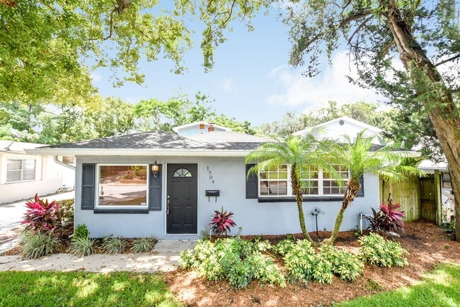 Building Photo - Charming 4/2 Colonial Town North Home with...