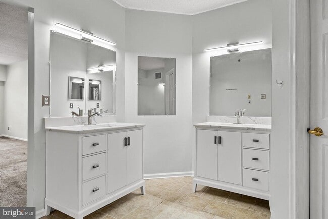 Building Photo - 6070 Main St