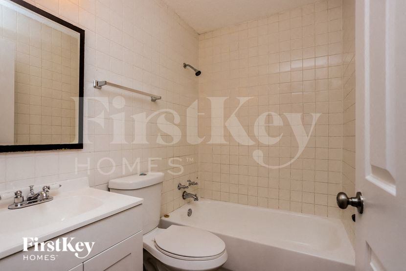 Building Photo - 8 Four Winds Dr