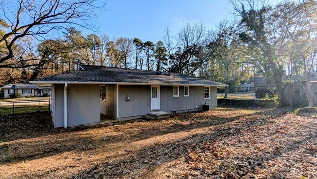 Building Photo - 3100 Highland Dr SE