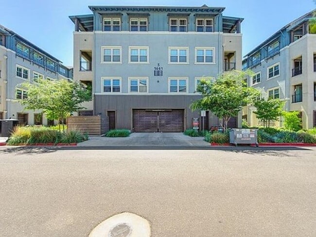Building Photo - Upscale 2/2 Apartment in The Cannery!-$500...
