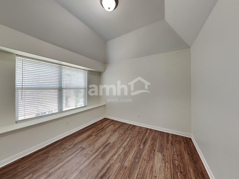 Building Photo - 3720 Drexel Dr