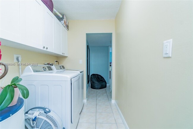 Building Photo - 9363 Fontainebleau Blvd