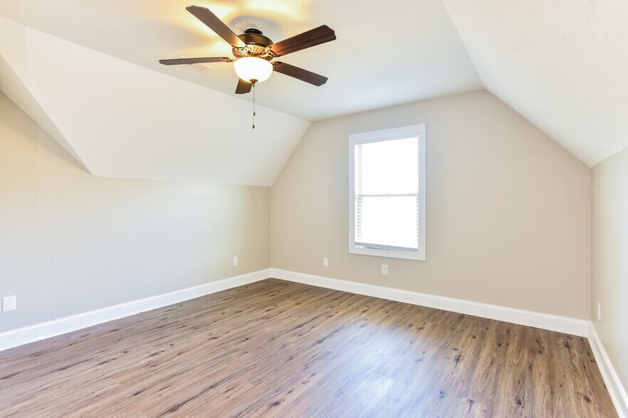 Building Photo - 575 Hollandale Rd