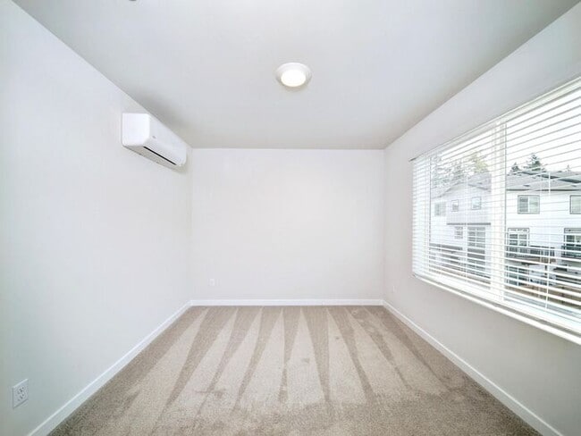 Building Photo - Charming 3-Bedroom Townhome with Modern Am...