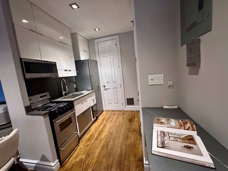 Building Photo - 246 Mott St