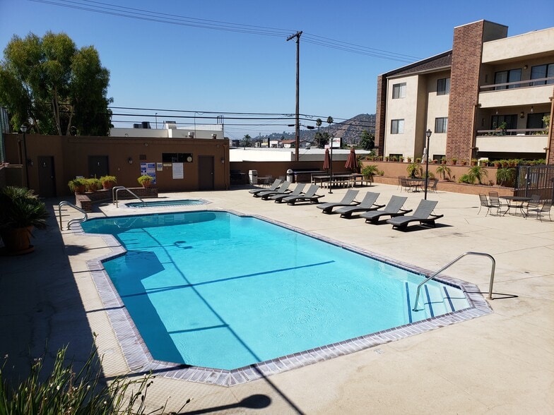 Large swimming pool, gazebo, BBQ area. - 424 Oak St