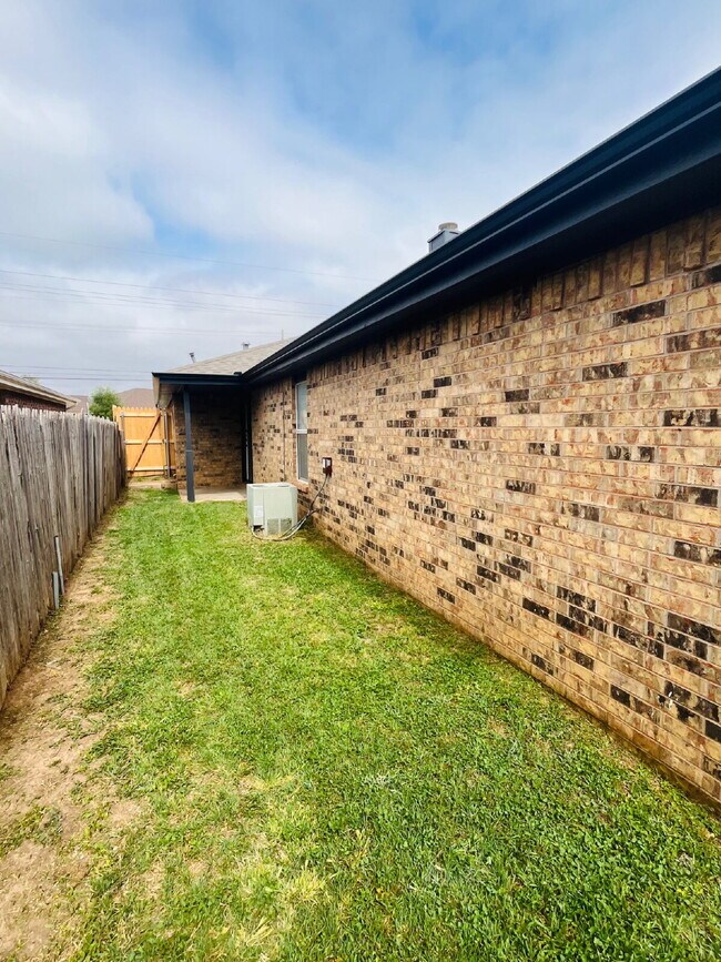Building Photo - 2 Bedroom Duplex