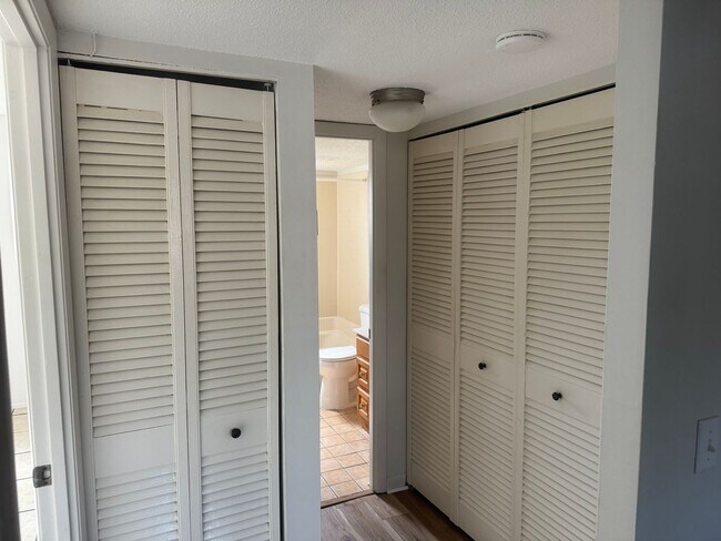 Building Photo - Venice Island 1Br/1Ba Condo Ground Floor