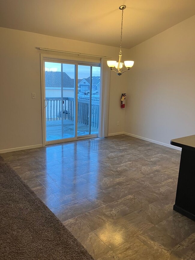 Building Photo - 3 Bed 3 Bath Twin Home