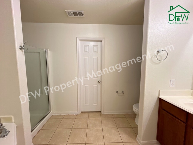 Building Photo - 10009 Iron Ridge Dr