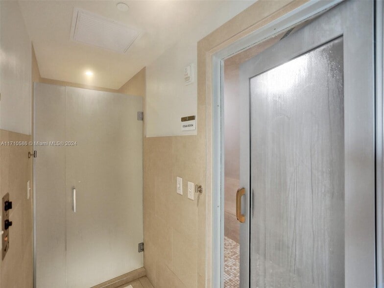 Building Photo - 900 Biscayne