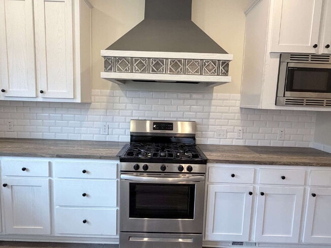 Building Photo - Immaculate Newer 3BR/2BA Brevard Home with Open Layout – Pet-Friendly