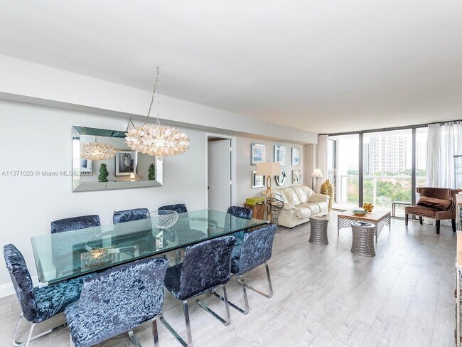 Building Photo - 3701 N Country Club Dr