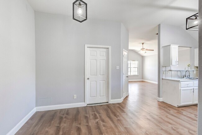 Building Photo - 2930 Saulsbury Dr