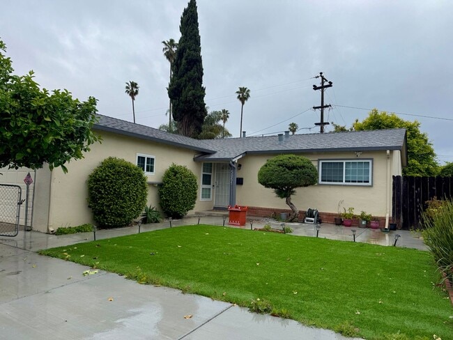 Building Photo - $3990 / 4 BR at a Prime Fremont Location!