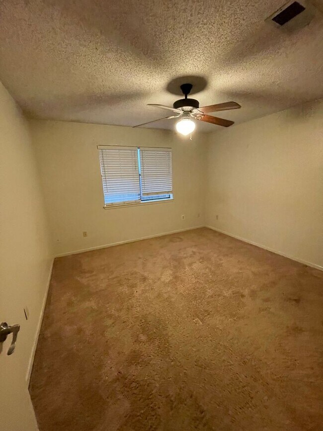 Building Photo - JC-4626/4634 Marlboro