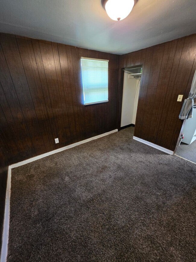 Building Photo - 2 Bedroom Home Available